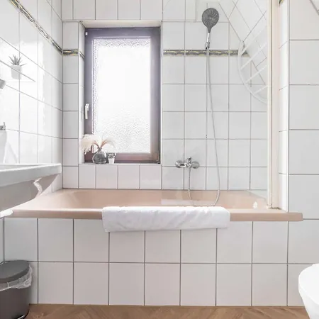 & Calm - Wohlfuehl-wohnung In Stadtnaehe Fuer Familien Oder Freunde